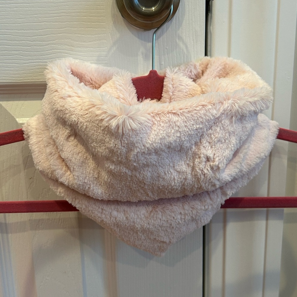 H&M Girl’s Faux Fur Pink Infinity Scarf